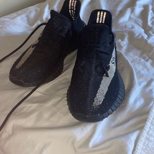 Yeezy 350 Oreos amazing shape barley worn